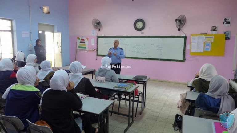 الشرطة تحاضر في طالبات مدرسة بنات أبو علي إياد الثانوية في قلقيلية