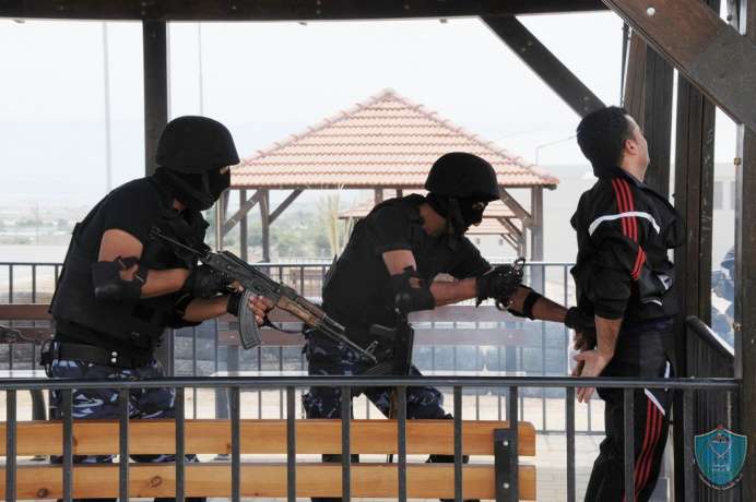 الشرطة تفض شجاراً و تلقي القبض على 23 شخصاً في رام الله