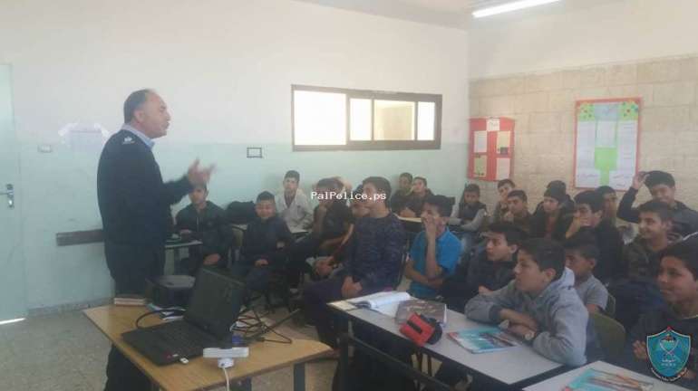 الشرطة تنظم محاضرة حول السلامة المرورية  في مدرسة ذكور الشهداء الثانوية في جنين
