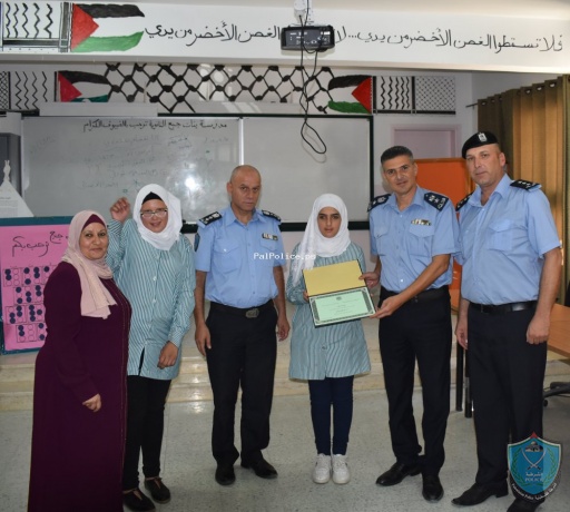 الشرطة تكرم طالبتين من ذوي الاحتياجات البصرية في مدرسة بنات جبع الثانوية في ضواحي القدس