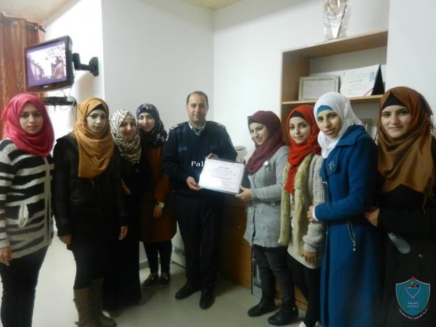 طالبات جامعة الخليل يكرمن وحدة حماية الأسرة بشرطة المحافظة