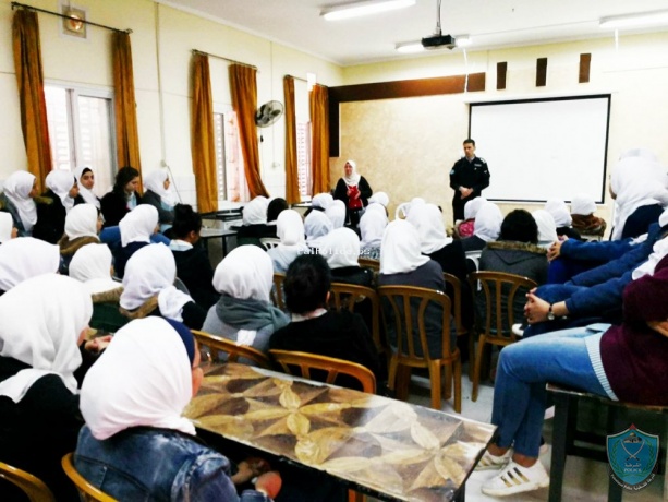 الشرطة تعقد محاضرة حول الجرائم الإلكترونية لطالبات مدرسة العدوية بطولكرم