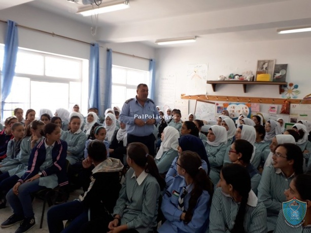 الشرطة تنظم محاضرات توعوية في مدارس بيت اكسا بضواحي القدس.