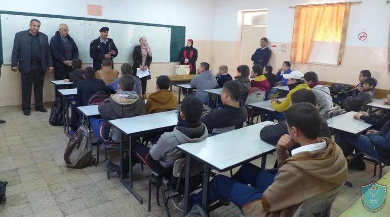 الشرطة تنظم محاضرات حول  مخاطر استخدام التقنيات الحديثة في نابلس و رام الله