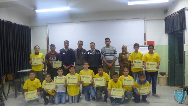 الشرطة تشارك في تكريم المشاركين في الانشطة المدرسيه في مدرسة زهرة المدائن