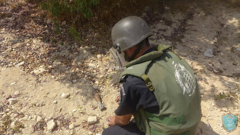 الشرطة تتعامل مع قذيفة هاون من مخلفات جيش الاحتلال في الخليل