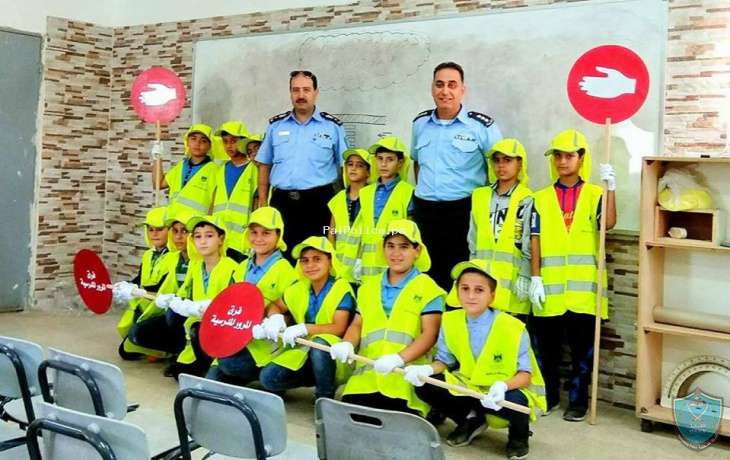 الشرطة تختتم دورة للشرطة المدرسية في مدرسة شويكه الاساسية في طولكرم