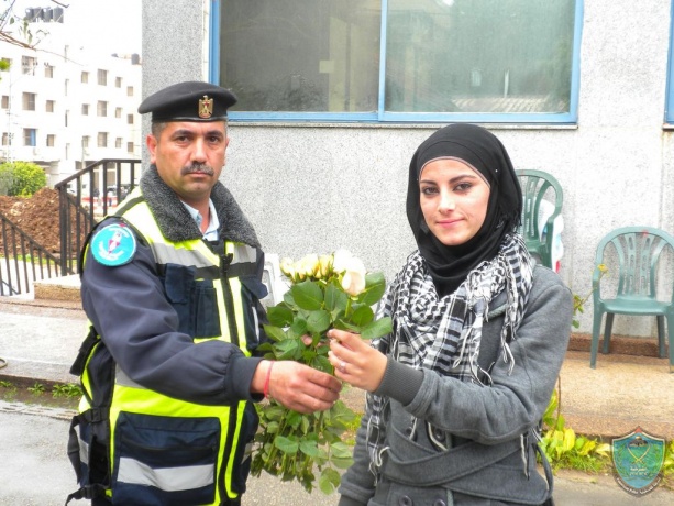 الشرطة تقدم الورود للمرأه في عيدها العالمي في الضفه الغربيه