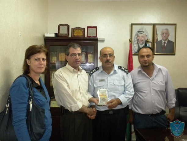 جمعية الهلال الأحمر الفلسطيني تكرم مدير شرطة قلقيلية