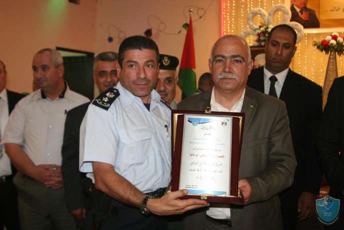 الشرطة تكرم العميد ربيح الخندقجي محافظ قلقيلية السابق