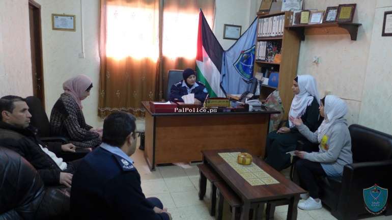وفد طلابي من طالبات المدرسة العمرية الثانوية يزور الشرطة في قلقيلية