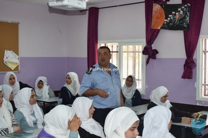 الشرطة تنظم سلسلة محاضرات توعية شرطية لطلبة المدارس في ضواحي القدس