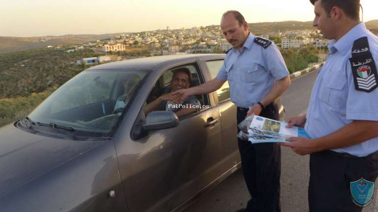 الشرطة توزع المياه والتمور على الصائمين قبيل الإفطار في سلفيت