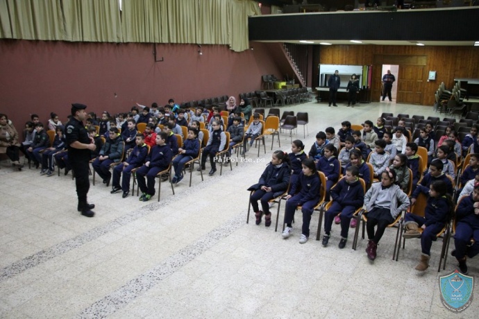 الشرطة تلتقي بأكثر من 200 طالب بمدرسة الفرير في يوم تثقيفي بمدينة بيت لحم