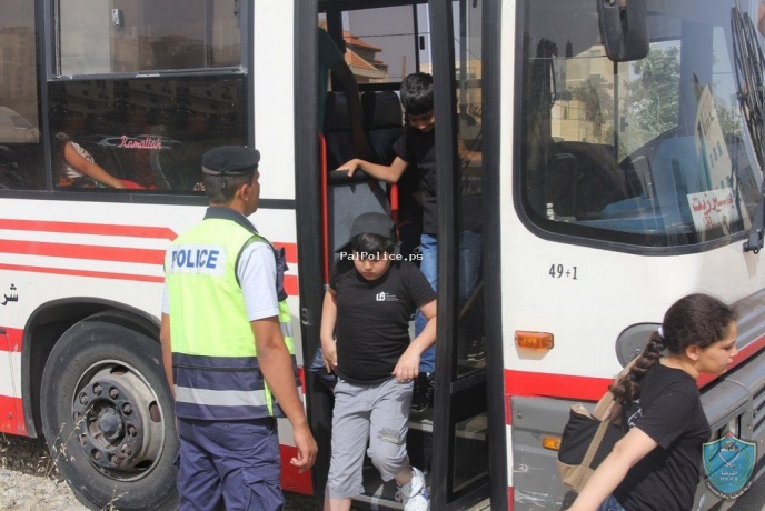 الشرطة تضبط حافلة نقل طلاب بحمولة زائدة بلغت 19 راكب  في الخليل