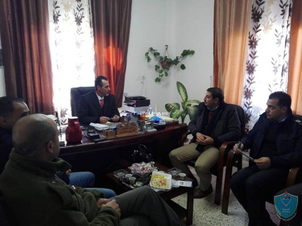 لجنة العلاقات العامة للأجهزة الأمنية تزور جمعية إكرام المسنين في الخليل