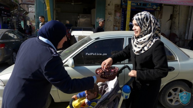 الشرطة توزع الحلويات على المواطنين وتقدم التهاني بمناسبة ذكرى الإسراء والمعراج في قلقيلية