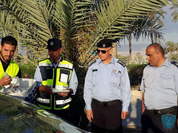 الشرطة والمجلس الأعلى للمرور يوزعان المياه والتمور وبرشورات التوعية في أريحا