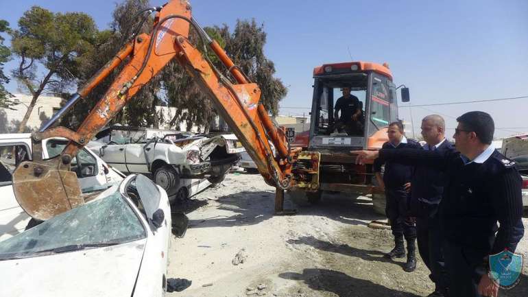 الشرطة تتلف 30 مركبة غير قانونية في الخليل