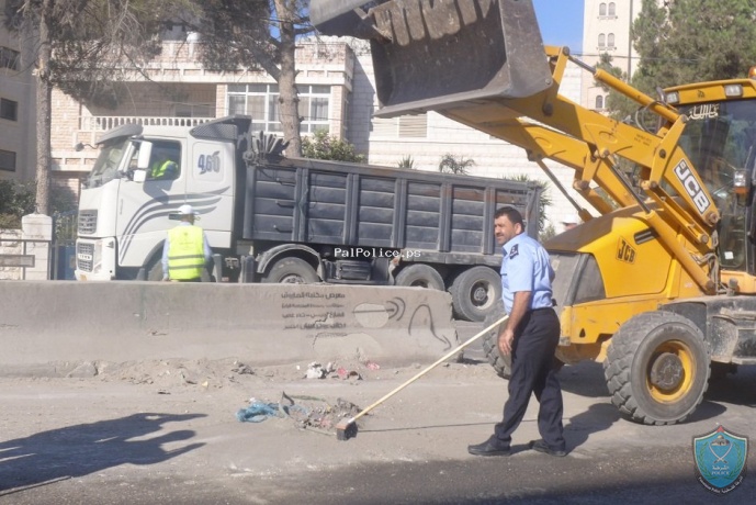 الشرطة تشارك في حملة نظافة لشارع رام الله القدس في بلدة كفر عقب