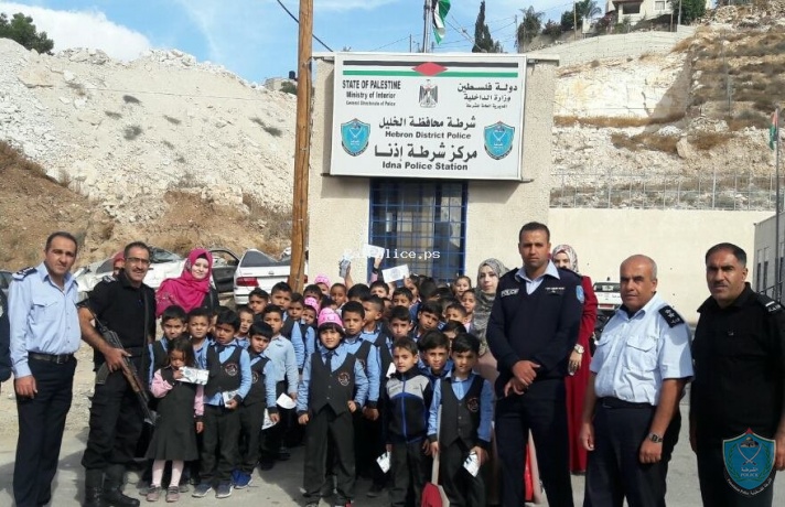 مركز الشرطة المجتمعية يفتح أبوابه لاستقبال أطفال مدرسة أجيال الغد في الخليل