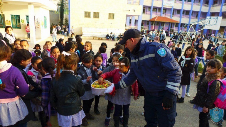 الشرطة تقدم الحلوى بمناسبة بدء الفصل الدراسي الثاني بطوباس