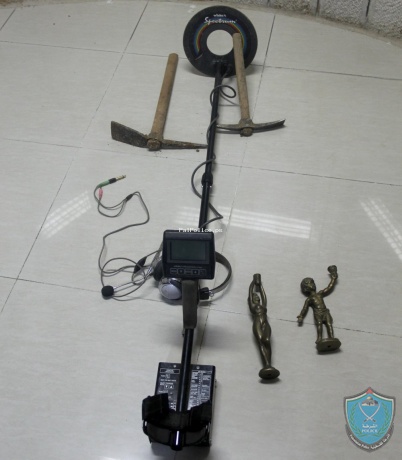 الشرطة تقبض على شخص وتضبط بحوزته جهاز للكشف عن المعادن في رام الله