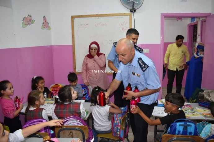 الشرطة تقدم هدية مدرسية للطلبة مع بداية العام الدراسي