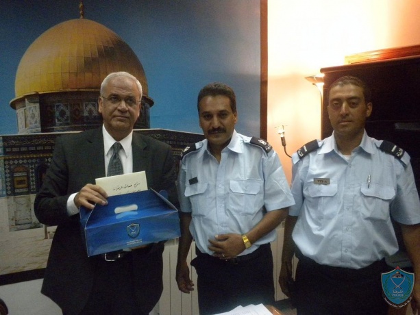بمناسبة عيد الشرطة الفلسطينية : الشرطة توزع الحلويات للفعاليات الرسمية و الأهلية بالمحافظات