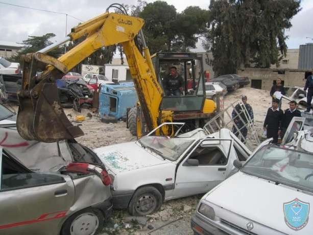 الشرطة تتلف 25 مركبة غير قانونية في الخليل