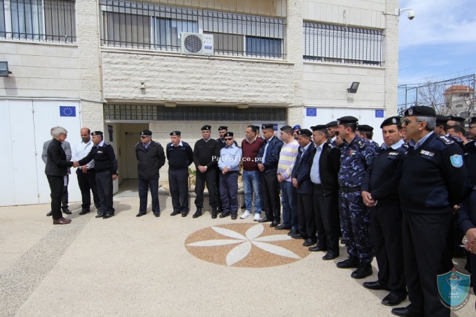 الشرطة تتضامن مع ضحايا حادث بروكسل في مقر بعثة الشرطة الأوربية في رام الله.