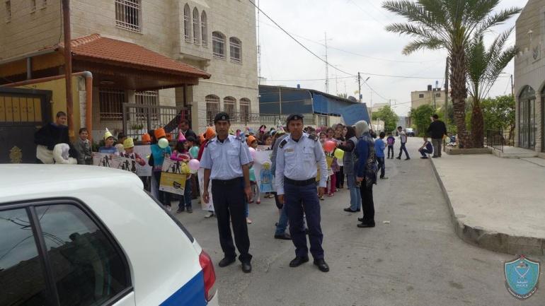 الشرطة تشارك في مسيرة كرنفال اطفال في طولكرم