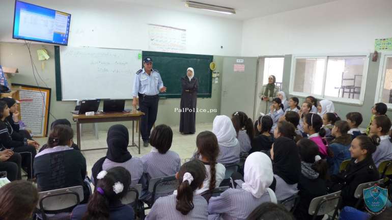 الشرطة تنظم محاضرة في التوعية والسلامة المرورية في قلقيلية