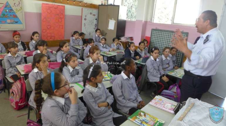 الشرطة تنظم محاضرات ل 90 طالب وطالبه  حول السلامة المرورية في  مدارس  طولكرم .