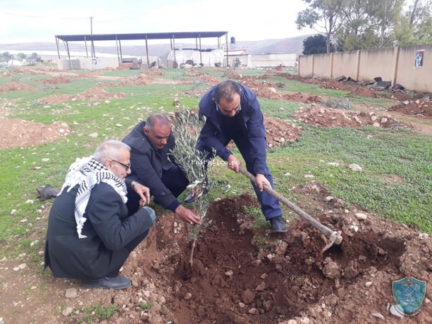 الشرطة تشارك بحملة لزراعة الأشجار بمناسبة يوم الشهيد الفلسطيني وعيد الشجرة بطوباس