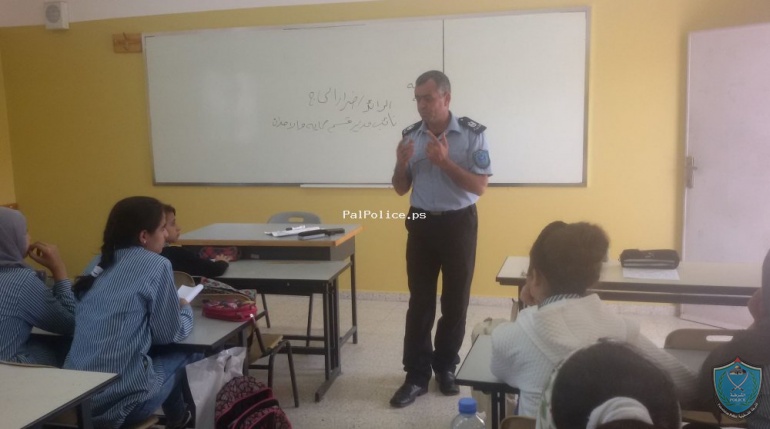 الشرطة تنظم محاضرة حول سلبيات الانترنت في مدرسة بنات قدورة موسى الاساسية في جنين