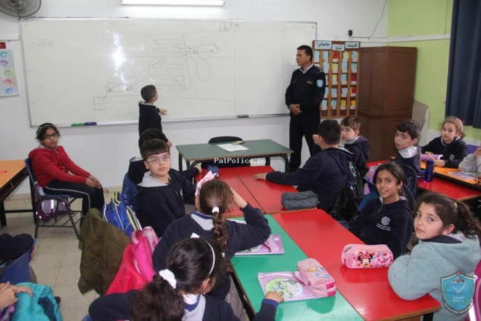التوعية الشرطية تستهدف 120 طالب وطالبة في مدرسة فلسطين الامريكية الثانوية المختلطة