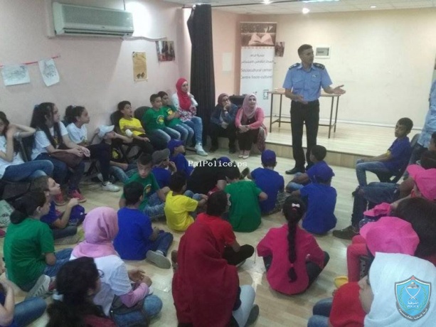 الشرطة تنظم 3 محاضرات توعية لطلاب وطالبات مخيم صيفي في ضواحي القدس.