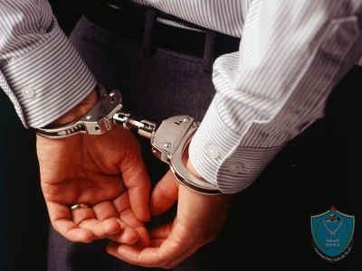 الشرطة تلقي القبض على شخصين متهمين بابتزاز  فتاة في نابلس