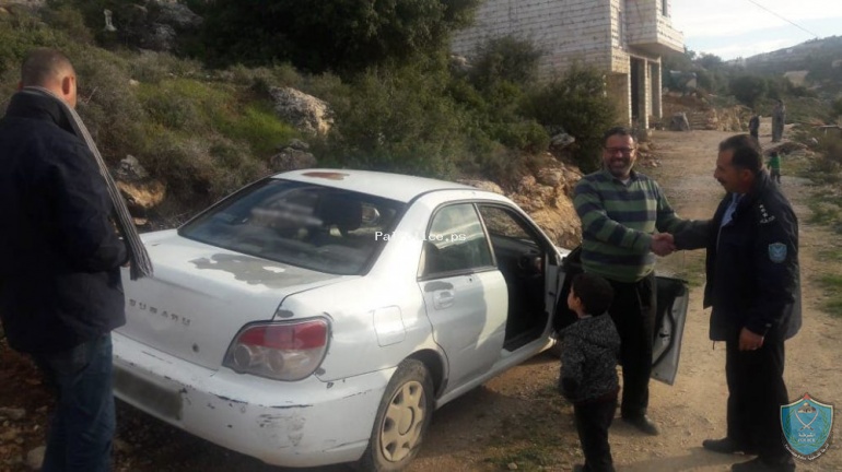 مواطن يسلم مركبة ابنه غير القانونية للشرطة في الخليل