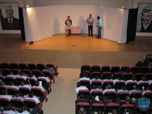 مسرح الحارة يقدم عرضاً مسرحياً في كلية فلسطين للعلوم الشرطية