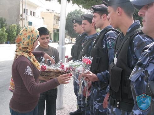 بمناسبة اليوم العالمي للحب الشرطة تتلقى الورود الحمراء تقديرا لجهودها