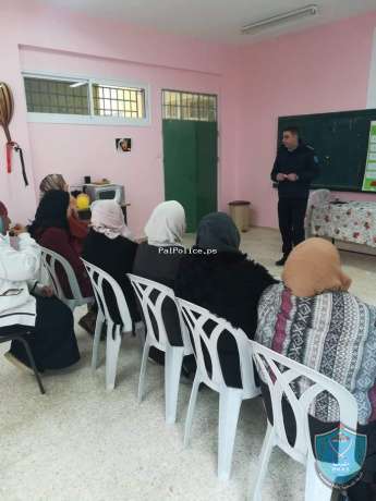 الشرطة تنظم محاضرة لأولياء الأمور بمدرسة بنات مرده الثانوية في سلفيت