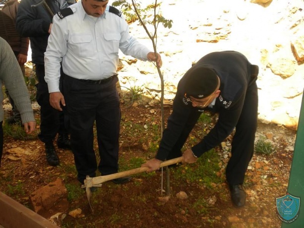 الشرطة تشارك في حملة (شجرة لكل مغترب) في بلدة كفر ثلث