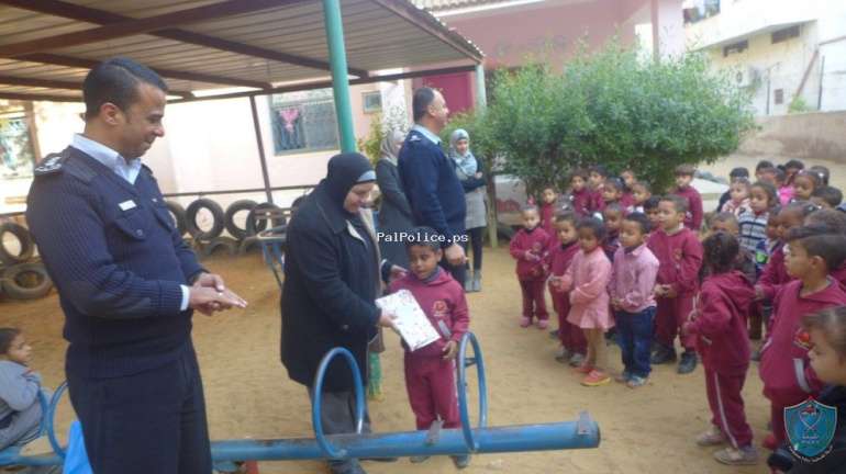 أريحا : الشرطة تنظم لقاء توعية وتوزع الهدايا على أطفال روضة الجيل الجديد