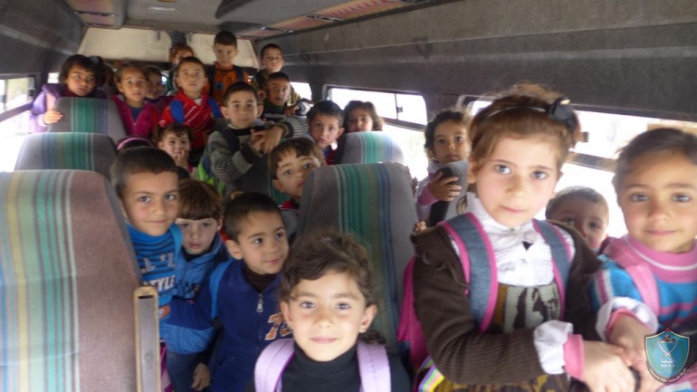 الشرطة تضبط حافلة غير قانونية تنقل اطفال روضة بحمولة زائدة في رام الله