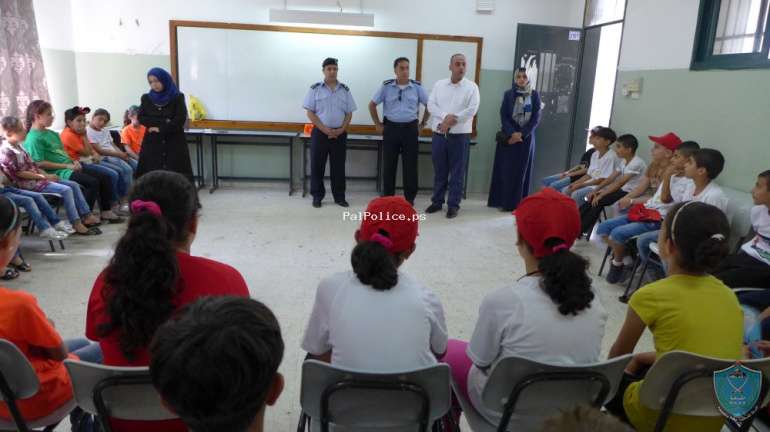 الشرطة تنظم سلسلة محاضرات شرطية وفعاليات ترفيهية لأشبال وزهرات مخيم النور الصيفي بقلقيلية