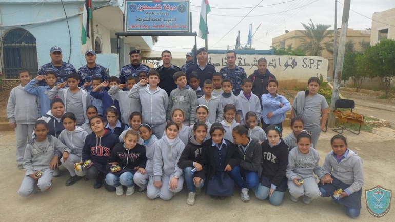 الشرطة تستضيف طلاب مدرسة الفرقان الاسلاميه في يوم مفتوح في أريحا