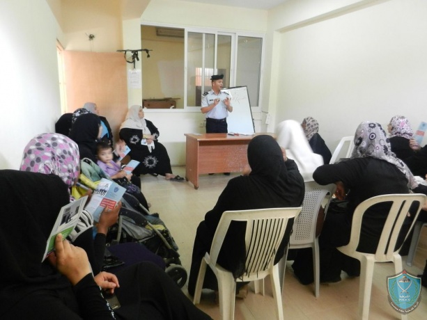 الشرطة تحاضر حول حماية الأسرة في المركز النسوي في طولكرم
