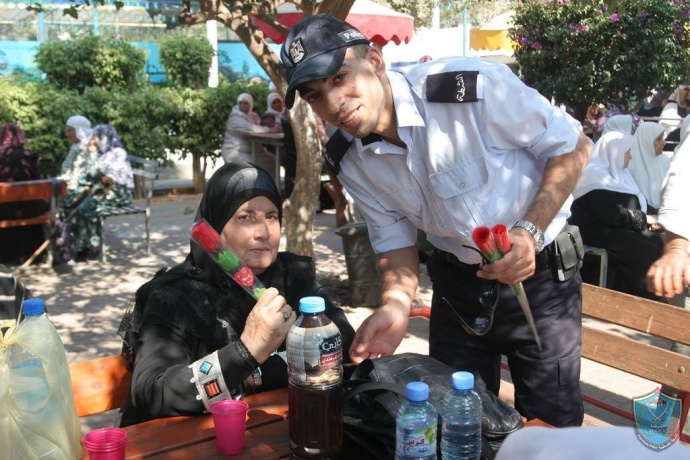 شرطي يقدم وردة لسيدة في اليوم العالمي للمسنين